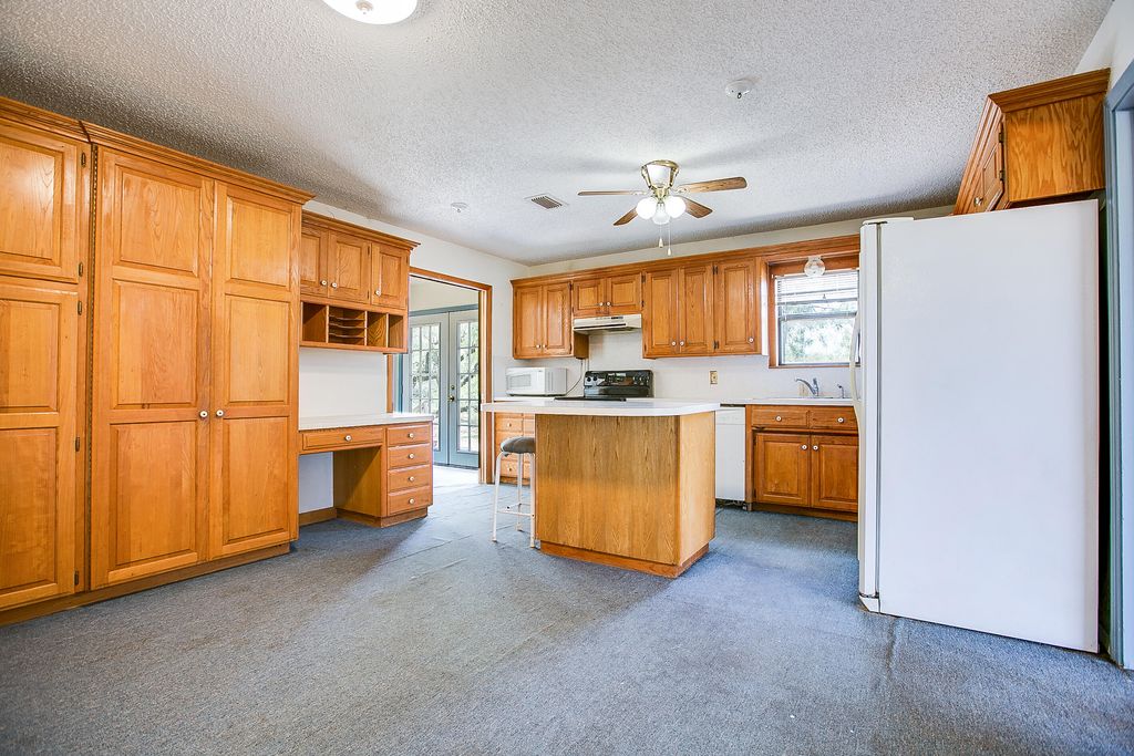 Image 13 of property listing at 1001 Mesquite Street, Bronte, TX 76933