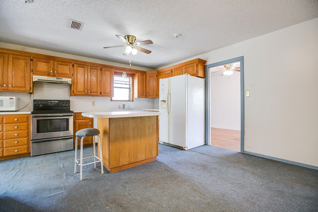 Image 14 of property listing at 1001 Mesquite Street, Bronte, TX 76933