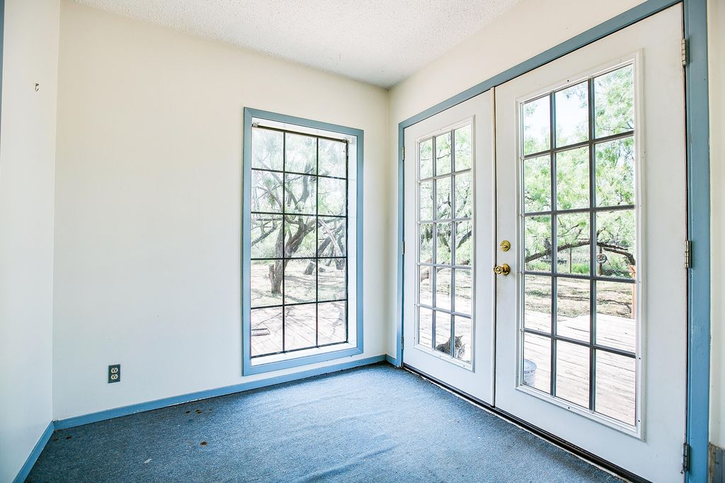 Image 17 of property listing at 1001 Mesquite Street, Bronte, TX 76933