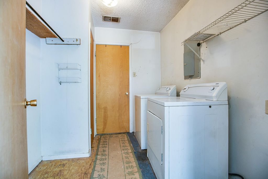 Image 18 of property listing at 1001 Mesquite Street, Bronte, TX 76933