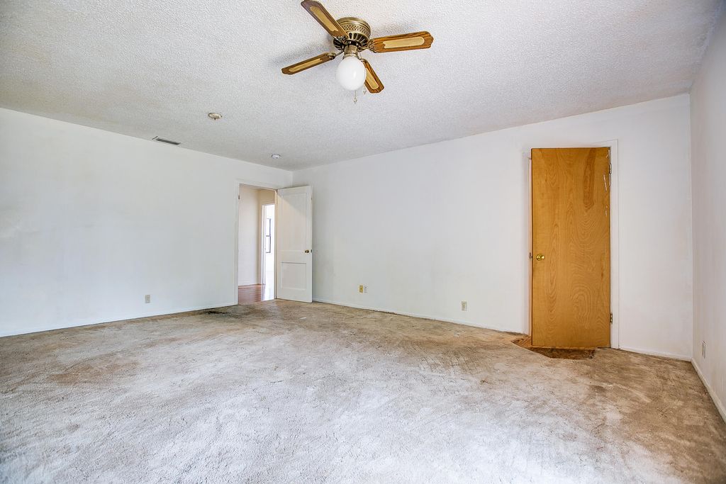 Image 19 of property listing at 1001 Mesquite Street, Bronte, TX 76933