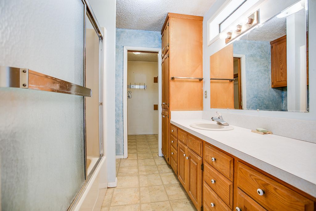 Image 21 of property listing at 1001 Mesquite Street, Bronte, TX 76933