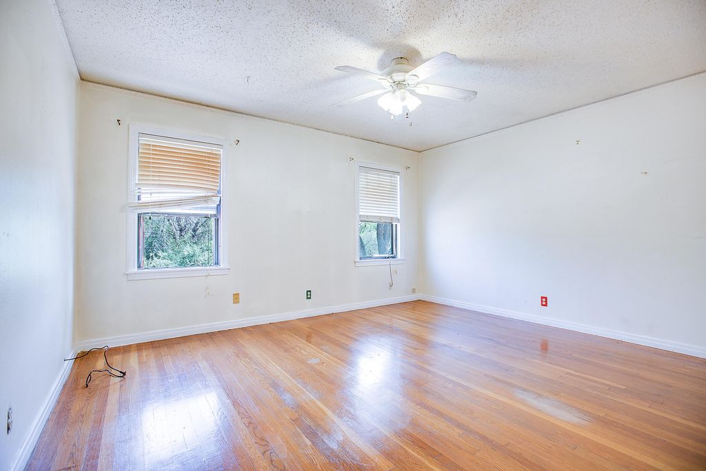 Image 24 of property listing at 1001 Mesquite Street, Bronte, TX 76933