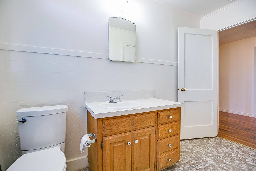 Image 28 of property listing at 1001 Mesquite Street, Bronte, TX 76933