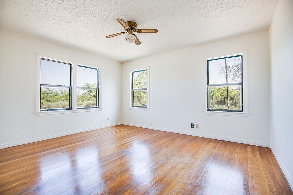 Image 29 of property listing at 1001 Mesquite Street, Bronte, TX 76933