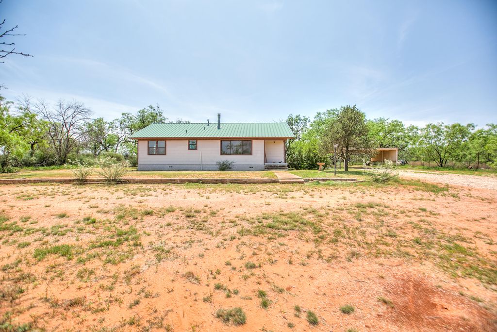 Image 3 of property listing at 1001 Mesquite Street, Bronte, TX 76933