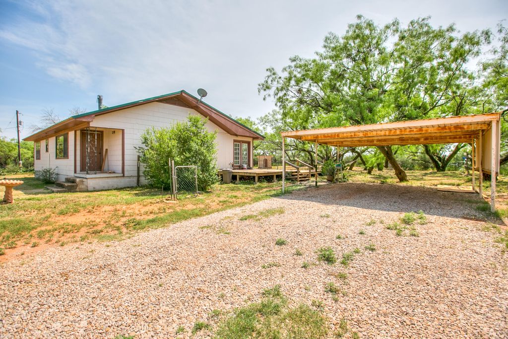 Image 31 of property listing at 1001 Mesquite Street, Bronte, TX 76933