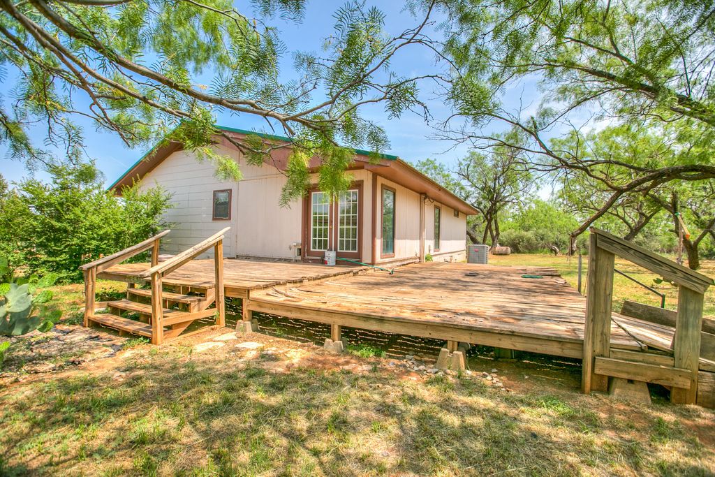 Image 32 of property listing at 1001 Mesquite Street, Bronte, TX 76933