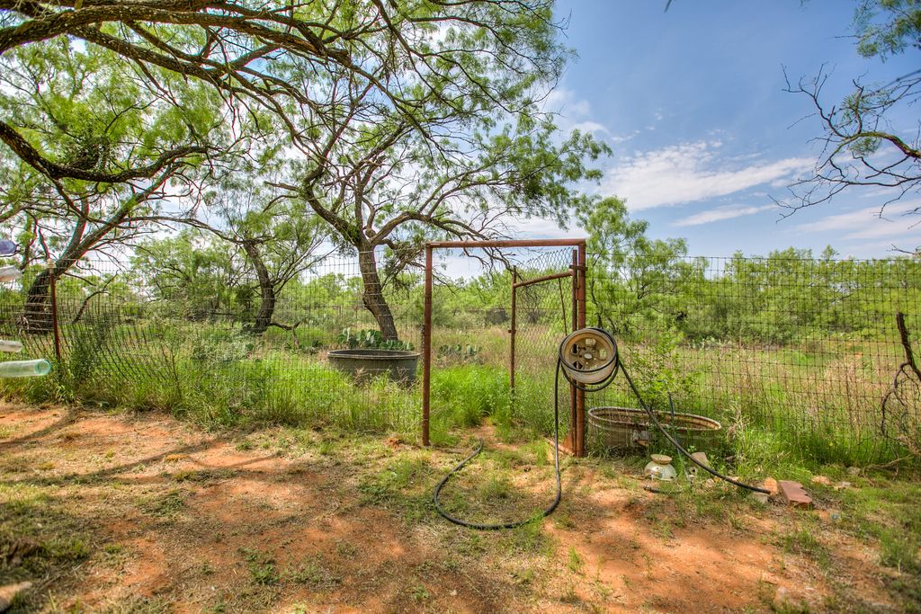 Image 37 of property listing at 1001 Mesquite Street, Bronte, TX 76933