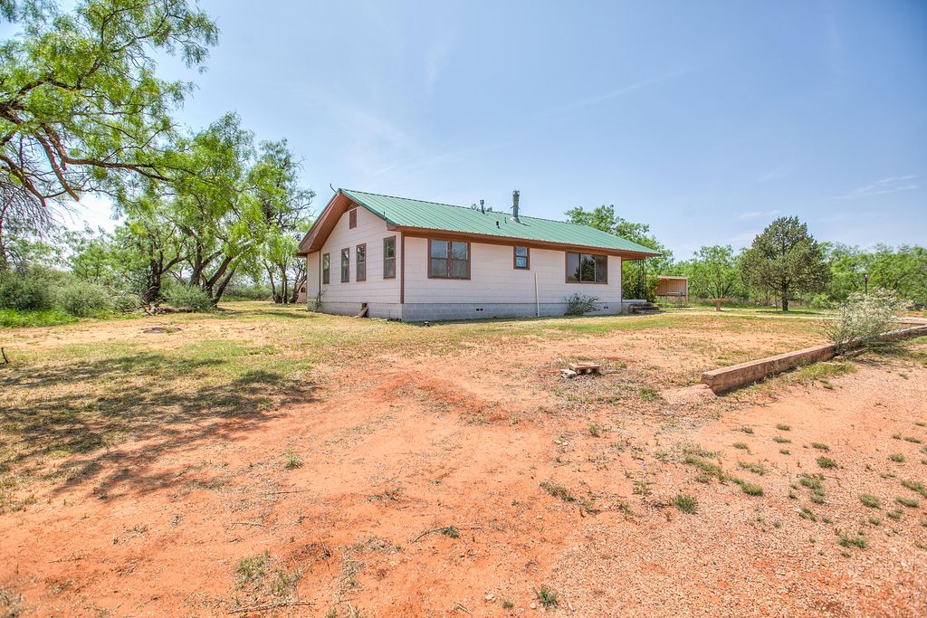 Image 4 of property listing at 1001 Mesquite Street, Bronte, TX 76933