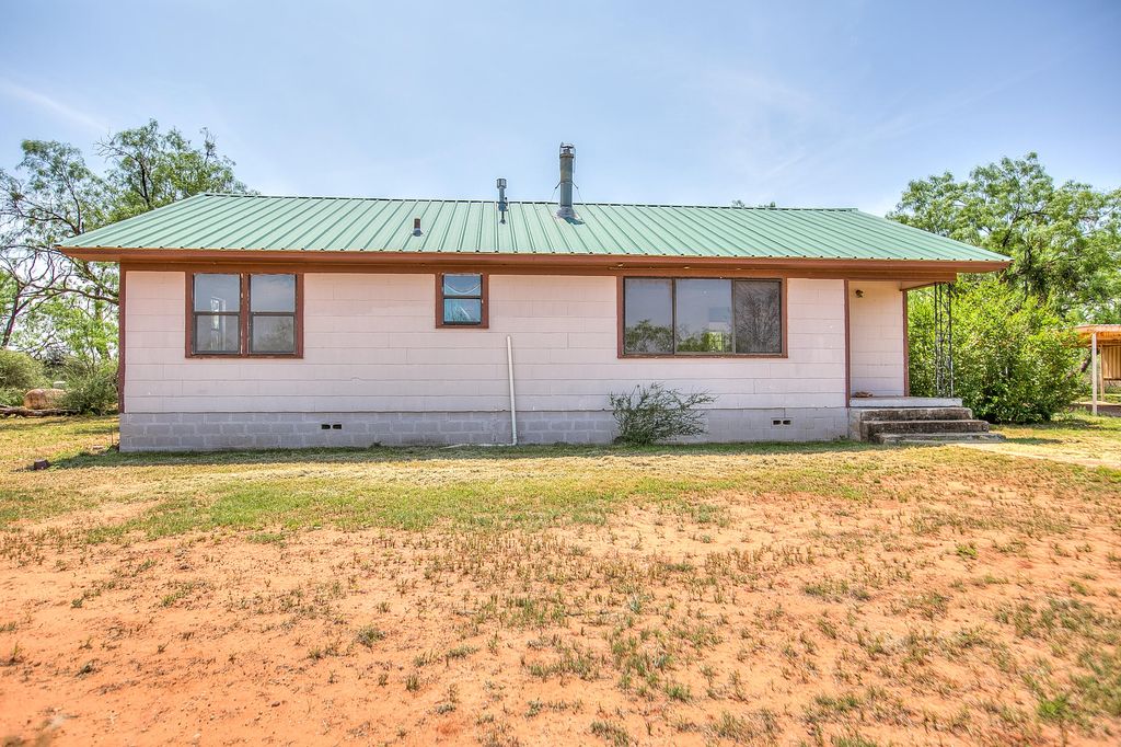Image 5 of property listing at 1001 Mesquite Street, Bronte, TX 76933