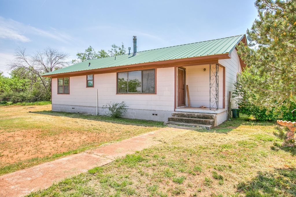 Image 6 of property listing at 1001 Mesquite Street, Bronte, TX 76933