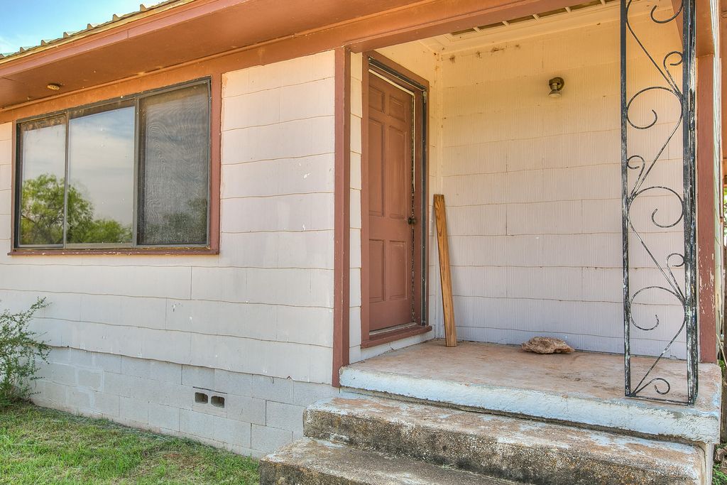 Image 7 of property listing at 1001 Mesquite Street, Bronte, TX 76933