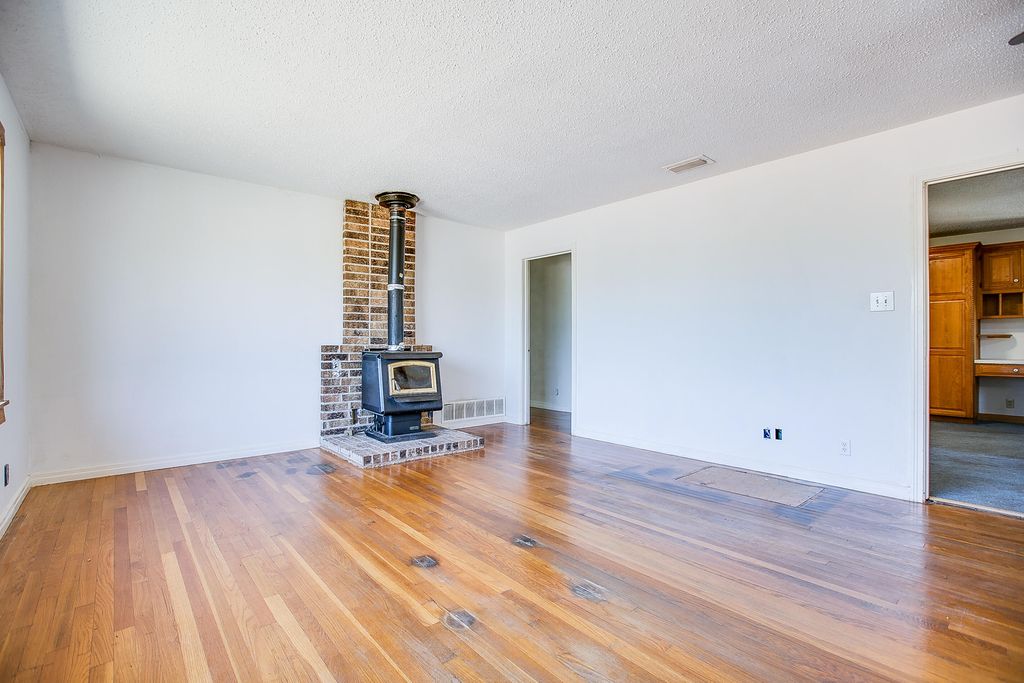 Image 8 of property listing at 1001 Mesquite Street, Bronte, TX 76933
