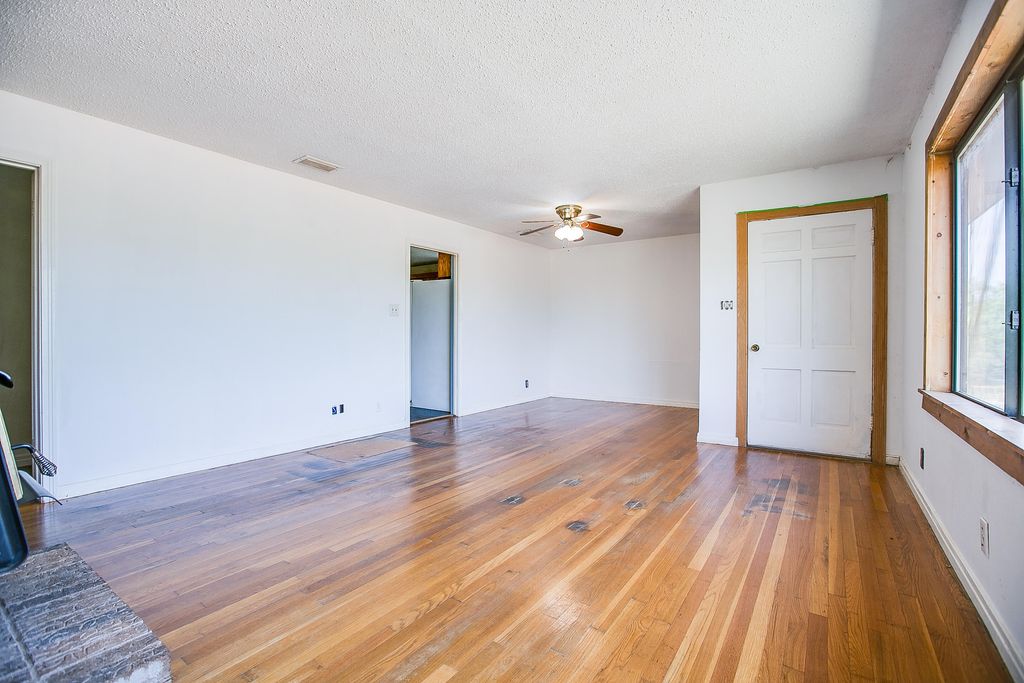Image 9 of property listing at 1001 Mesquite Street, Bronte, TX 76933