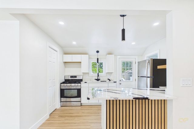 6 Pinehurst Dr, Wareham, MA 02571