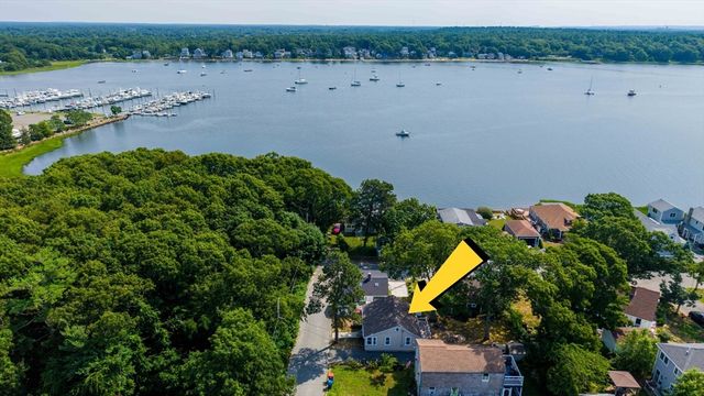 6 Pinehurst Dr, Wareham, MA 02571