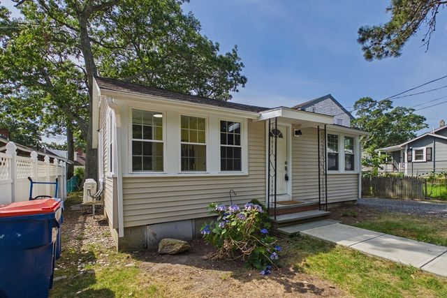 6 Pinehurst Dr, Wareham, MA 02571