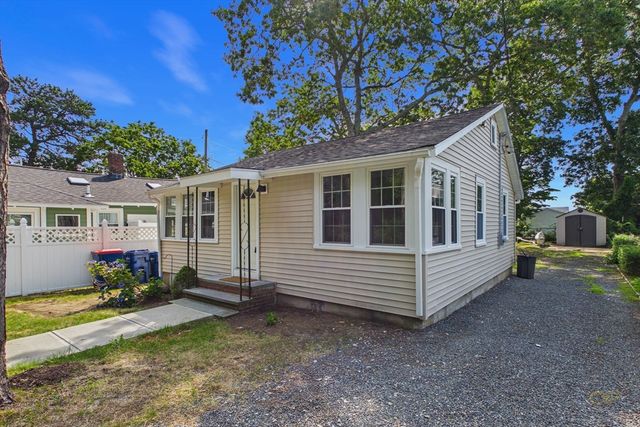 6 Pinehurst Dr, Wareham, MA 02571