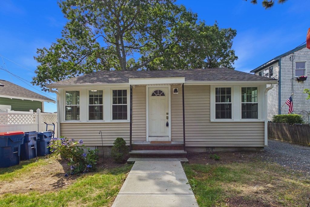 6 Pinehurst Dr, Wareham, MA 02571