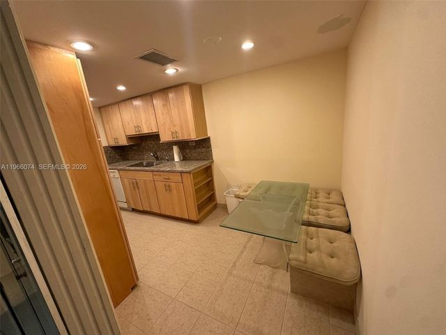 6039 Collins Ave 1625, Miami Beach, FL 33140