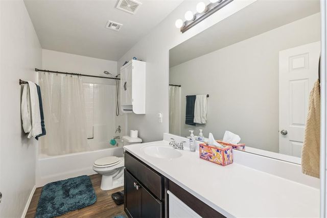 10124 Sussex Place, The Village, OK 73120