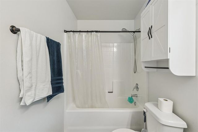 10124 Sussex Place, The Village, OK 73120