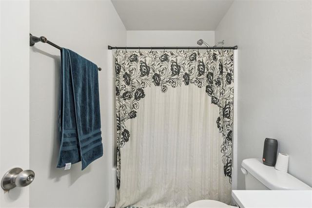 10124 Sussex Place, The Village, OK 73120