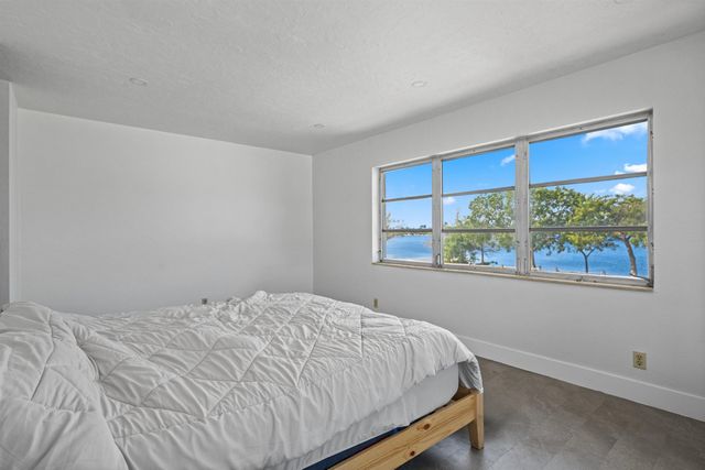5160 Lake Osborne Drive, Lake Worth, FL 33461