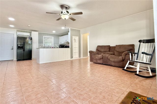 502 Flournoy Street, Edna, TX 77957