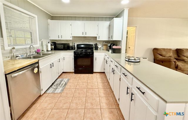 502 Flournoy Street, Edna, TX 77957