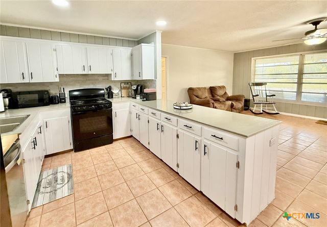 502 Flournoy Street, Edna, TX 77957