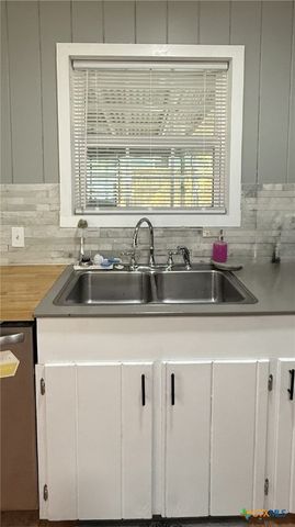 502 Flournoy Street, Edna, TX 77957