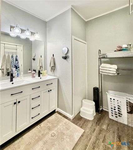 502 Flournoy Street, Edna, TX 77957