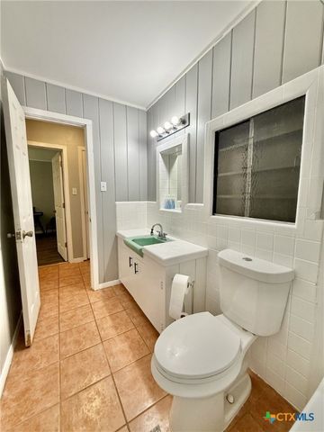 502 Flournoy Street, Edna, TX 77957