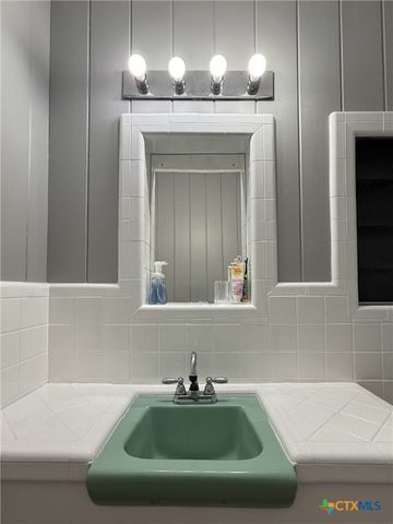 502 Flournoy Street, Edna, TX 77957