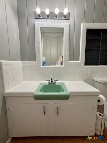 502 Flournoy Street, Edna, TX 77957