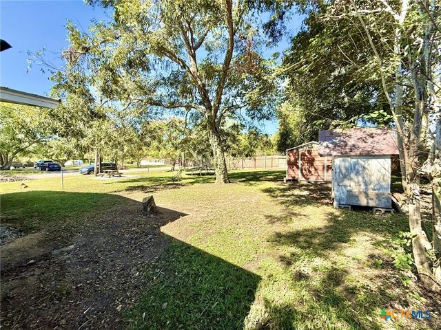 502 Flournoy Street, Edna, TX 77957