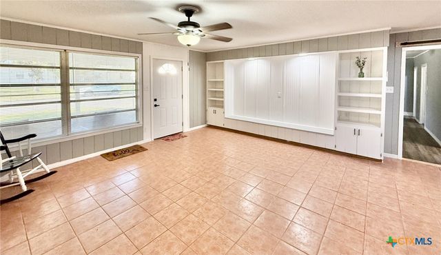 502 Flournoy Street, Edna, TX 77957