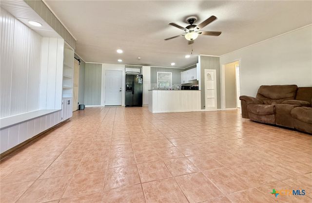 502 Flournoy Street, Edna, TX 77957