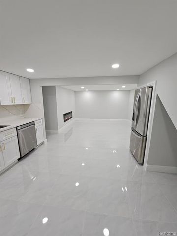 2926 Roundtree Drive, Troy, MI 48083