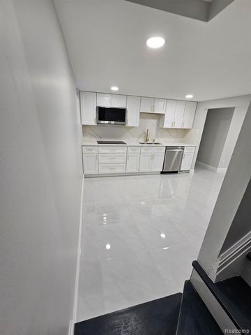 2926 Roundtree Drive, Troy, MI 48083