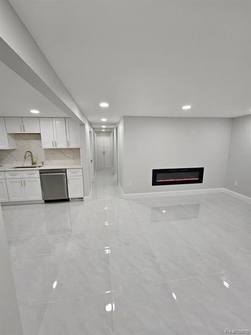2926 Roundtree Drive, Troy, MI 48083