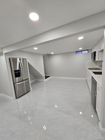 2926 Roundtree Drive, Troy, MI 48083