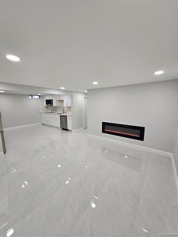 2926 Roundtree Drive, Troy, MI 48083