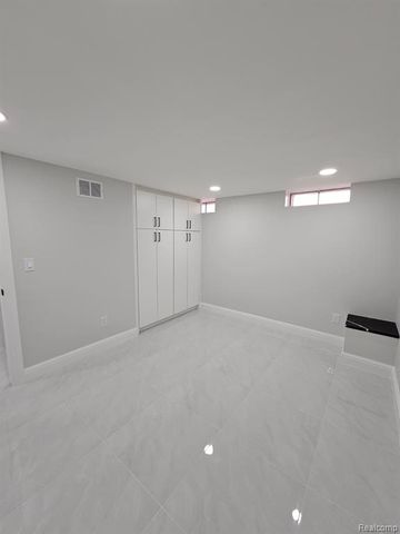 2926 Roundtree Drive, Troy, MI 48083