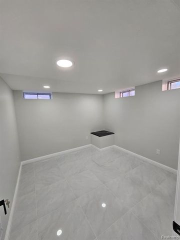 2926 Roundtree Drive, Troy, MI 48083