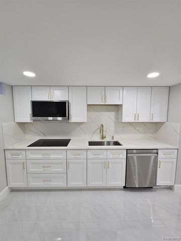 2926 Roundtree Drive, Troy, MI 48083