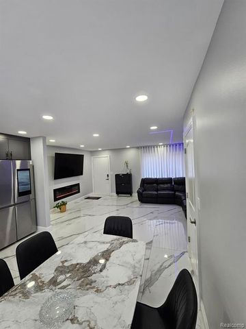 2926 Roundtree Drive, Troy, MI 48083