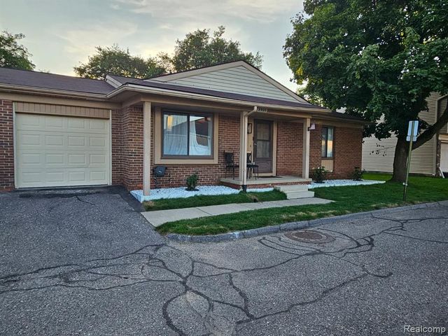 2926 Roundtree Drive, Troy, MI 48083